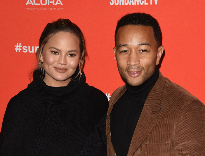 John Legend helpt zwangere Chrissy in haar legging te ...