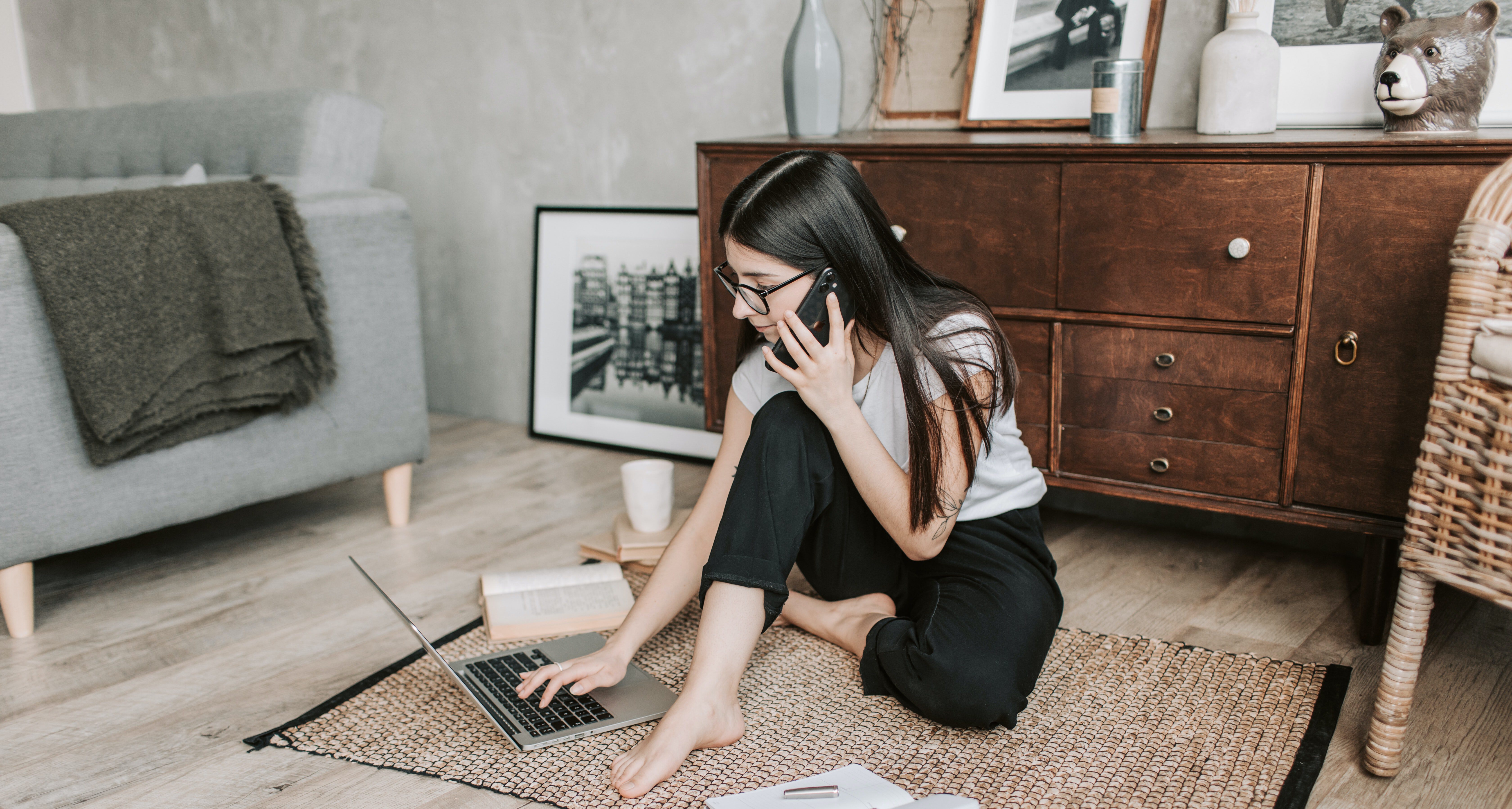 meisje werkt en gebruikt computer van werk