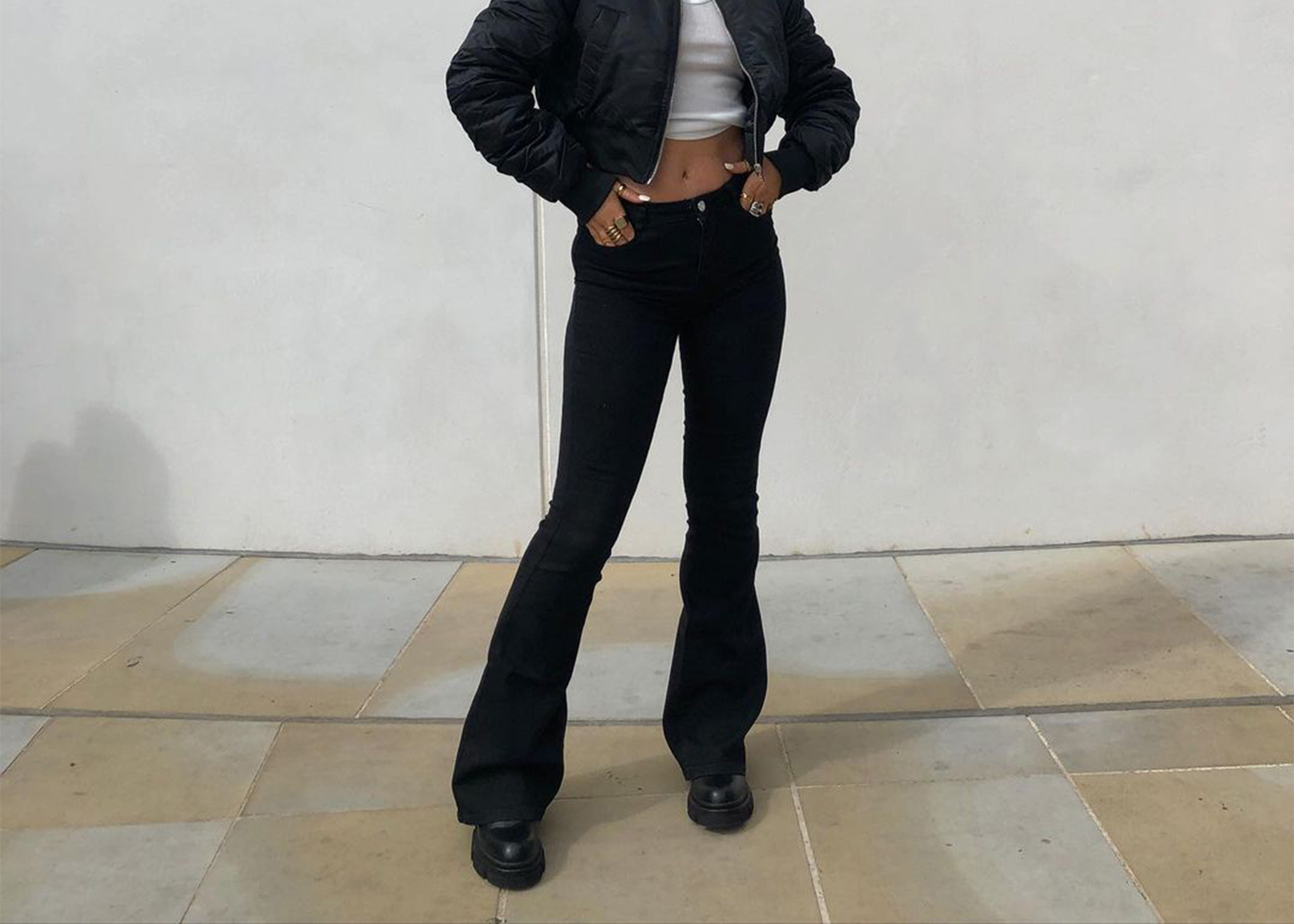 De mooiste flared jeans voor in je garderobe komende lente