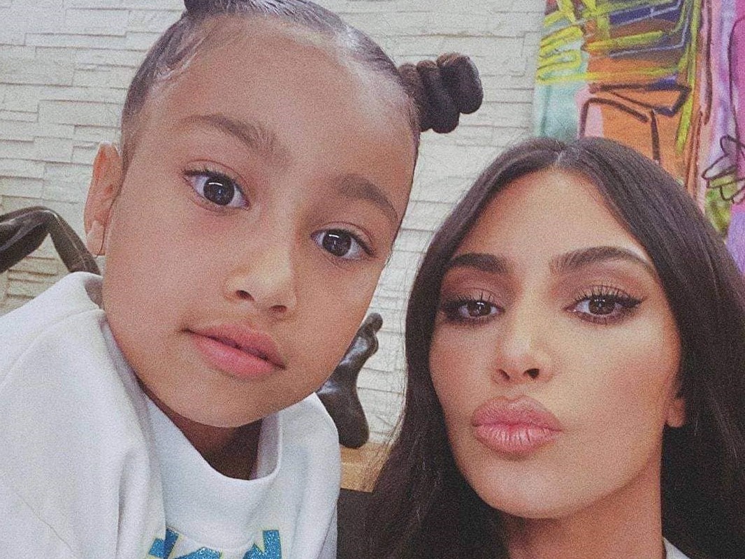 North West maakt moeder Kim Kardashian belachelijk op Instagram