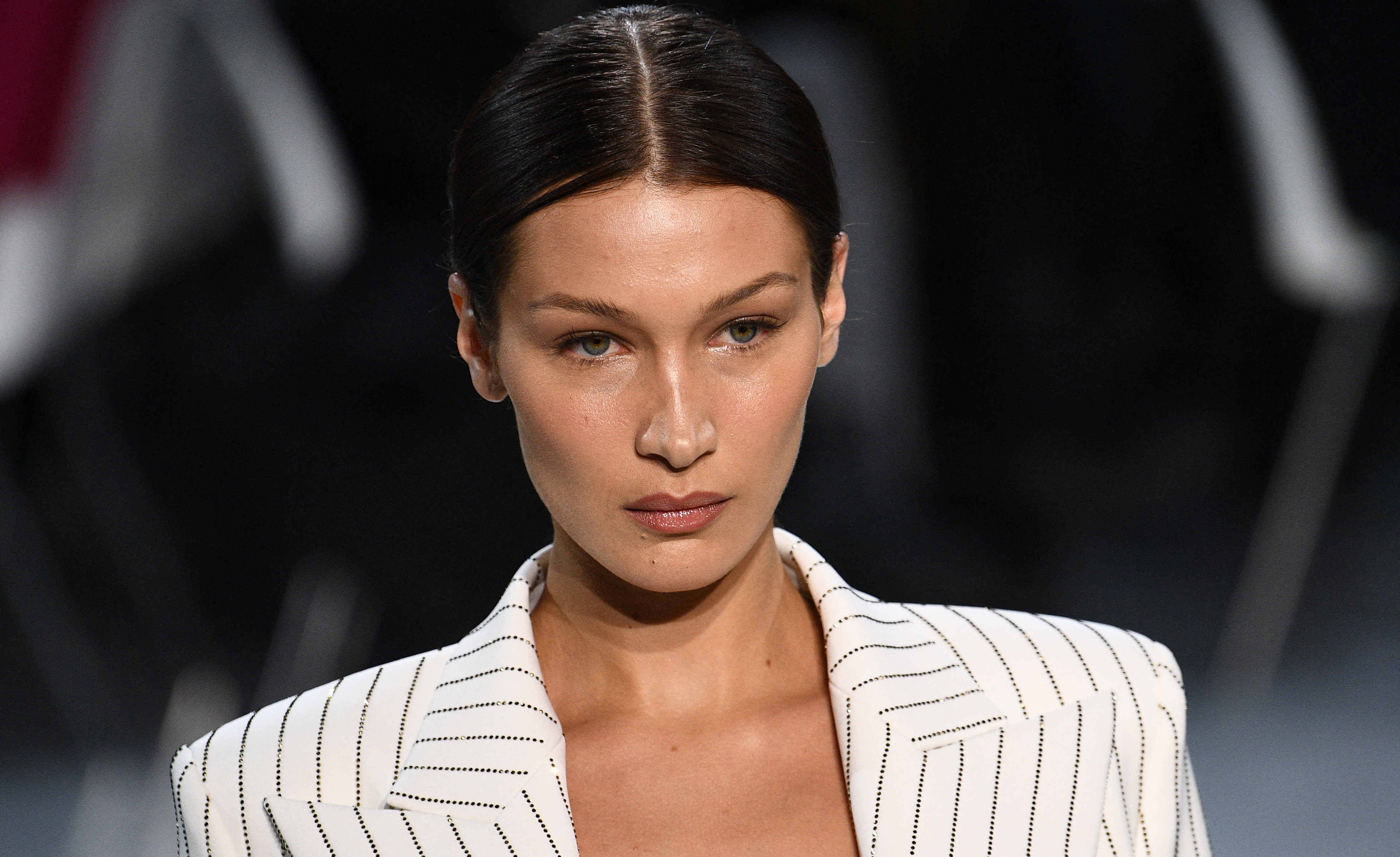 bella hadid zonder make-up contourhack tiktok bronzer tiktok-hack