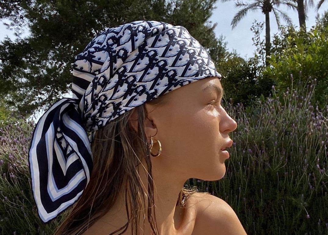 Dior introduceert nieuwe zijden sjaals voor Fall/Winter 2021-2022