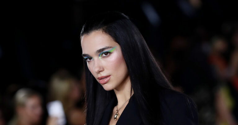 dua lipa eyelinertrend groene eyeliner