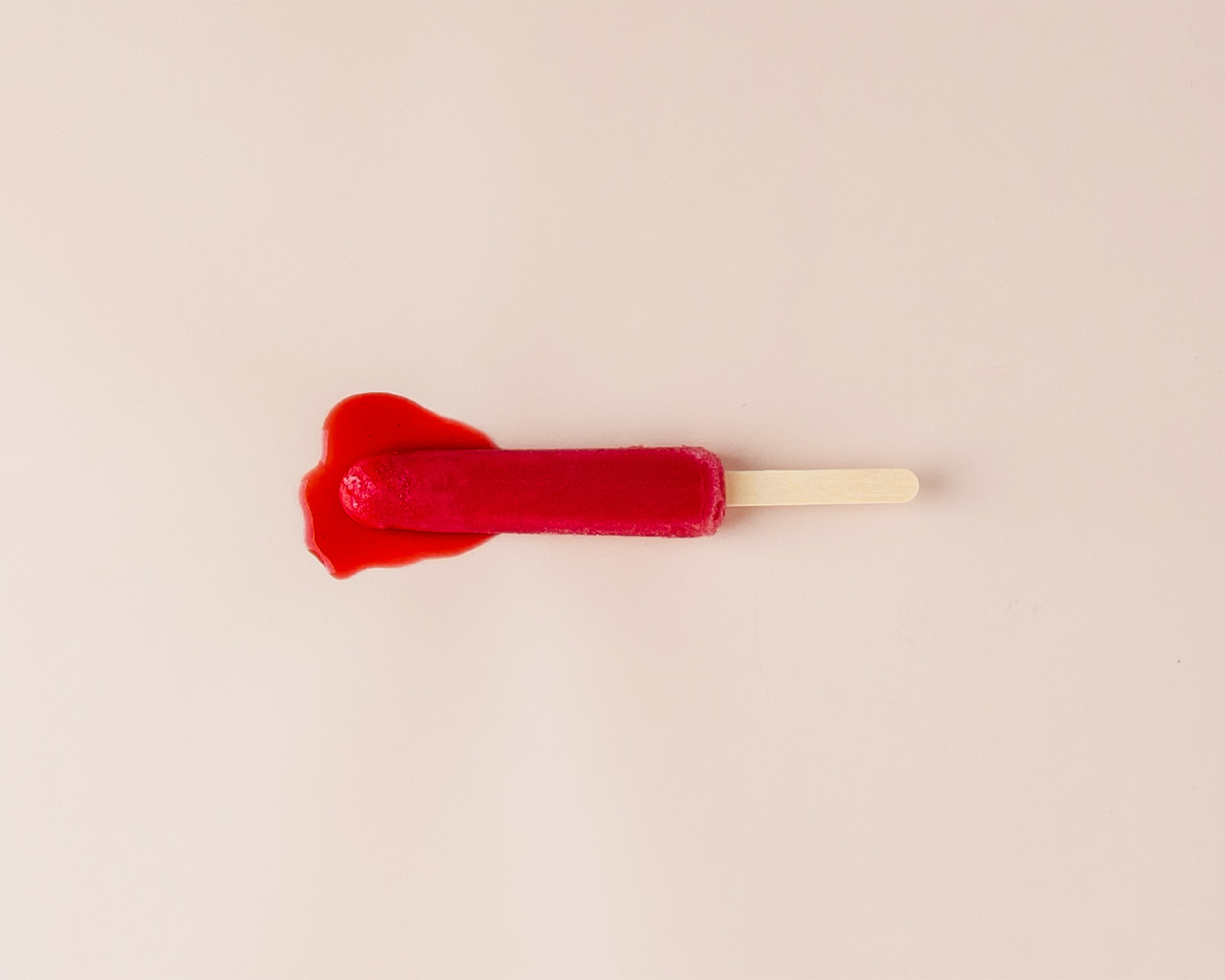 menstruatie uitgebeeld in de vorm van een rood ijsje