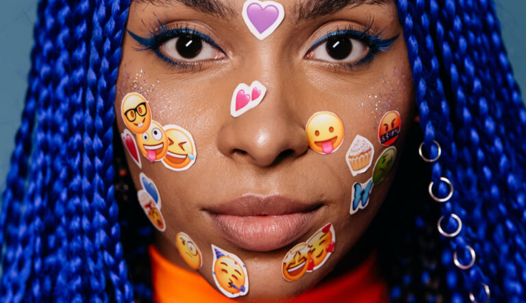 Emoji's op gezicht geplakt