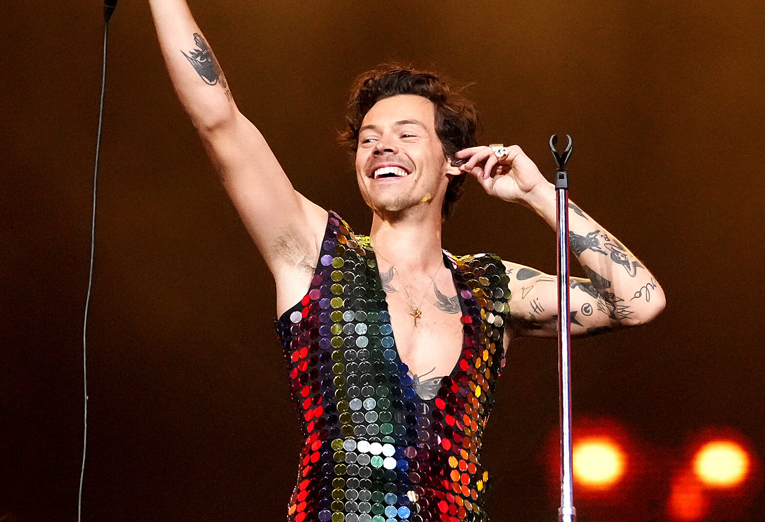 Harry Styles: zijn iconische stijlevolutie door de jaren heen