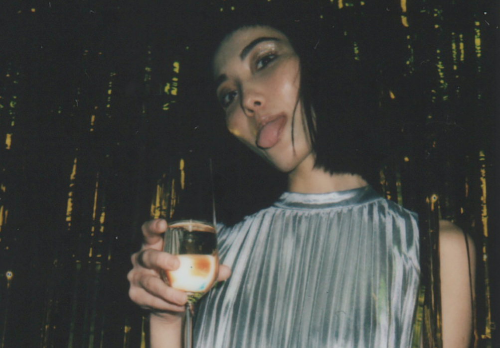 meisje met champagne - minder alcohol drinken