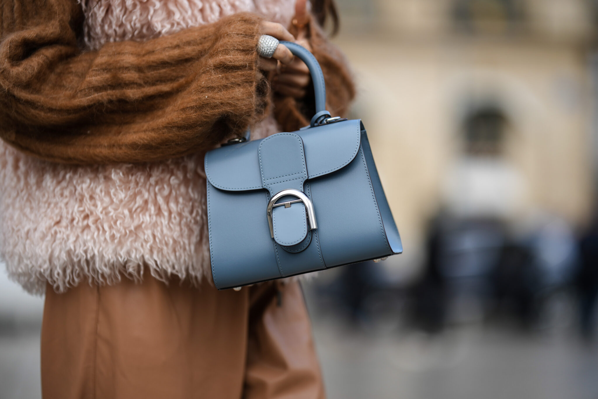 grijze tas Delvaux Street Style PFW