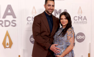 Katie Stevens kondigt zwangerschap aan op rode loper van CMA Awards