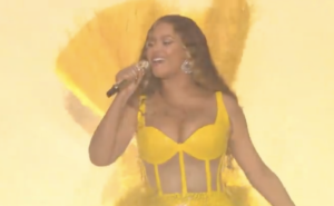 Beyonce geeft omstreden optreden met dochter in Dubai