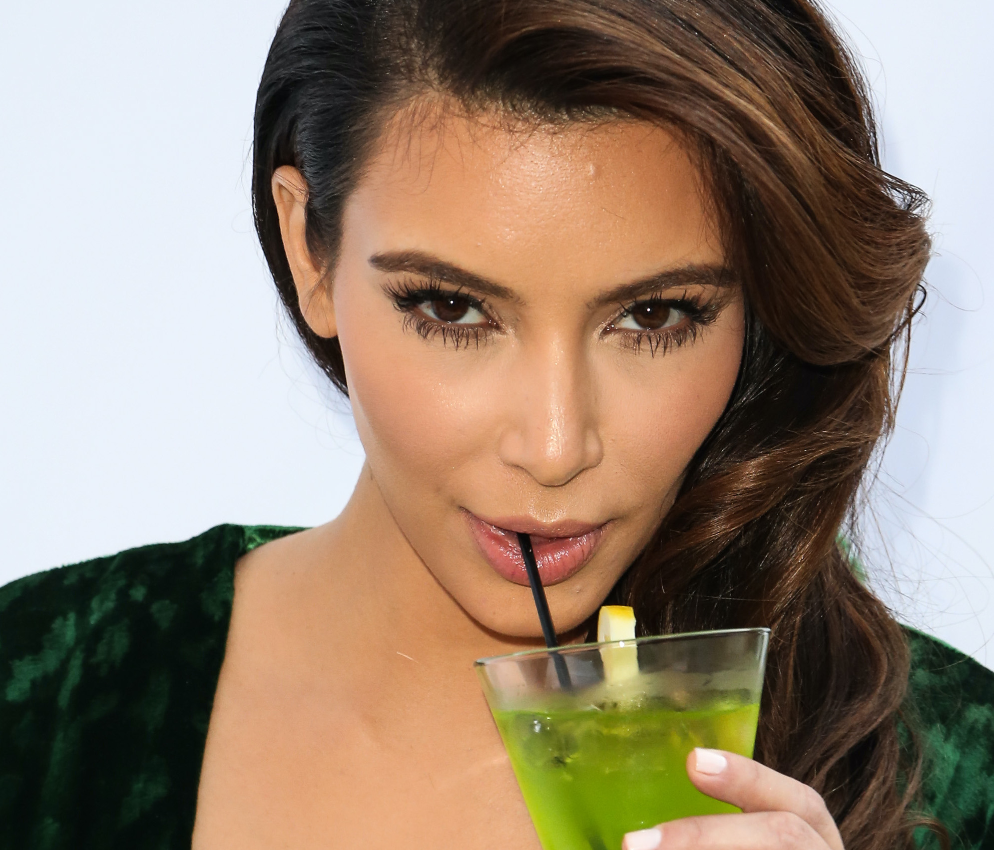 Kim Kardashian grijpt naar de fles in poging tot ontspanning