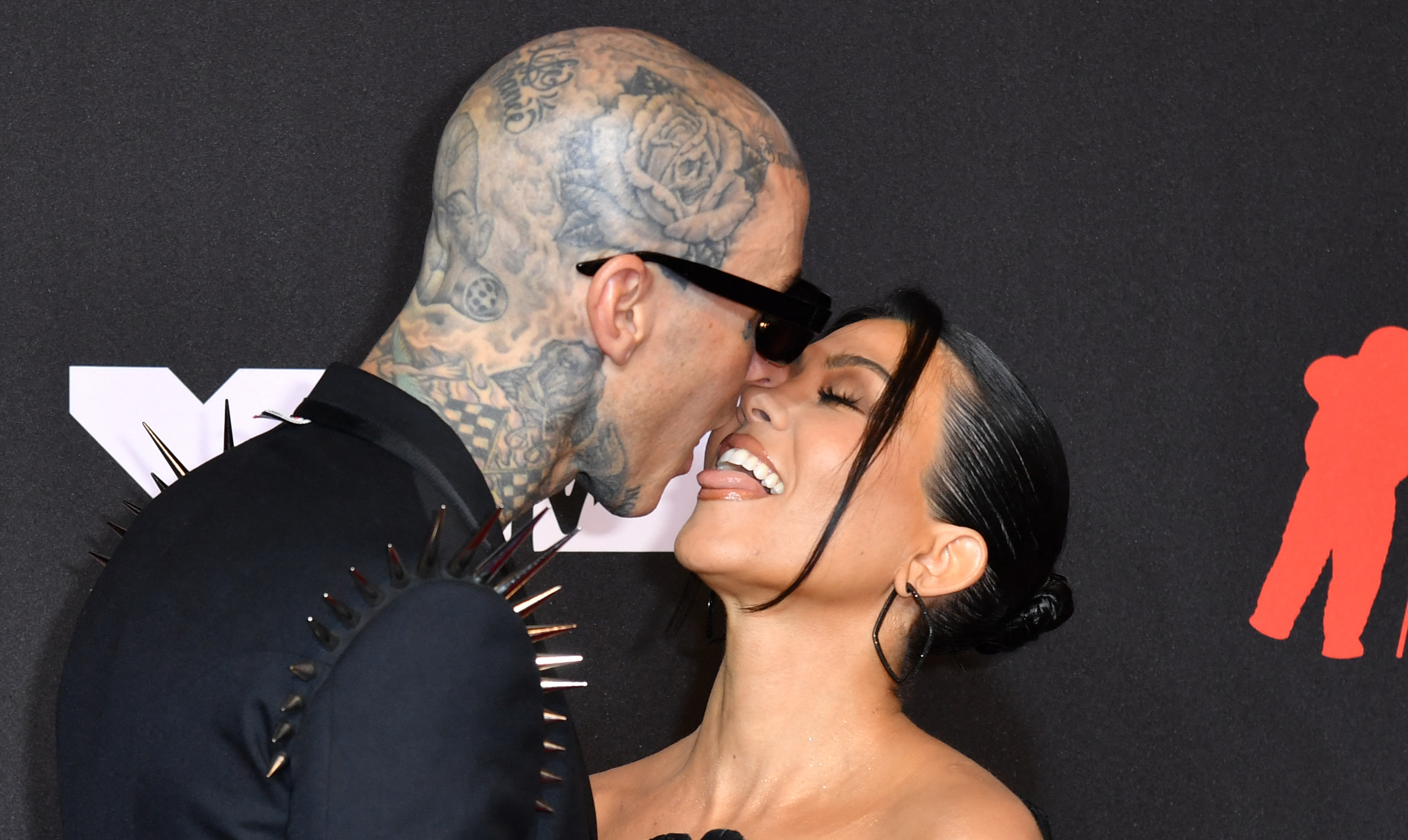 De voordelen van het daten met een stier - Kourtney Kardashian Travis Barker zwanger eerste kindje