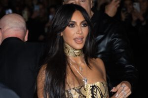 Kim Kardashian krijgt serenade van Usher bij concert