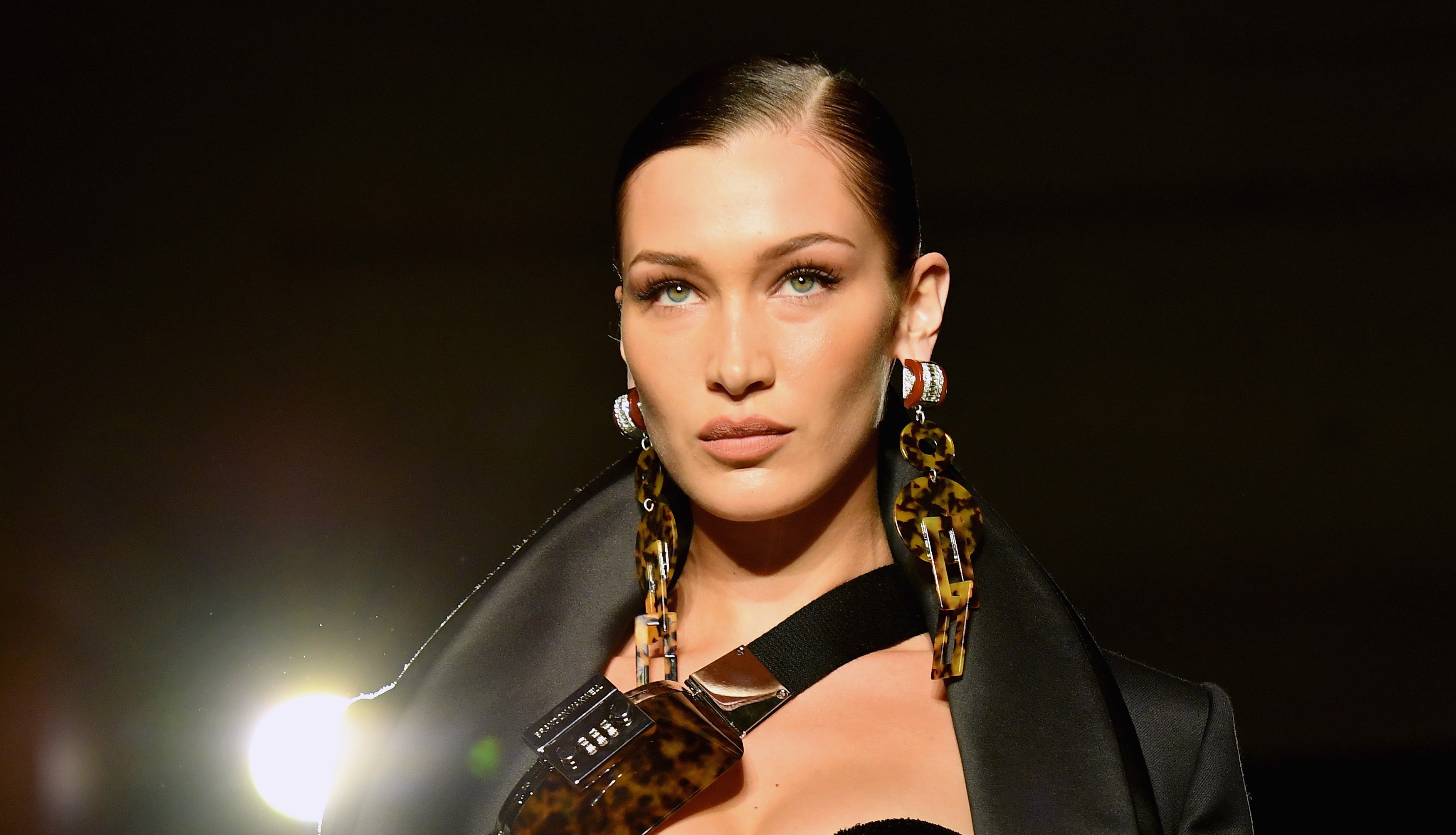 Zo creëer je de foxy eyes van Bella Hadid met facetape