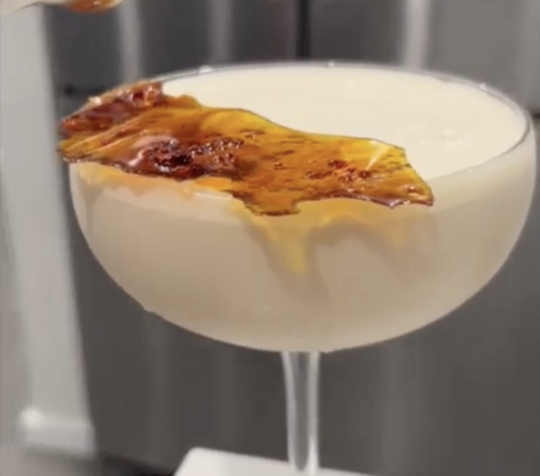 De Crème Brûlée Martini is alles dat je dit weekend wilt drinken