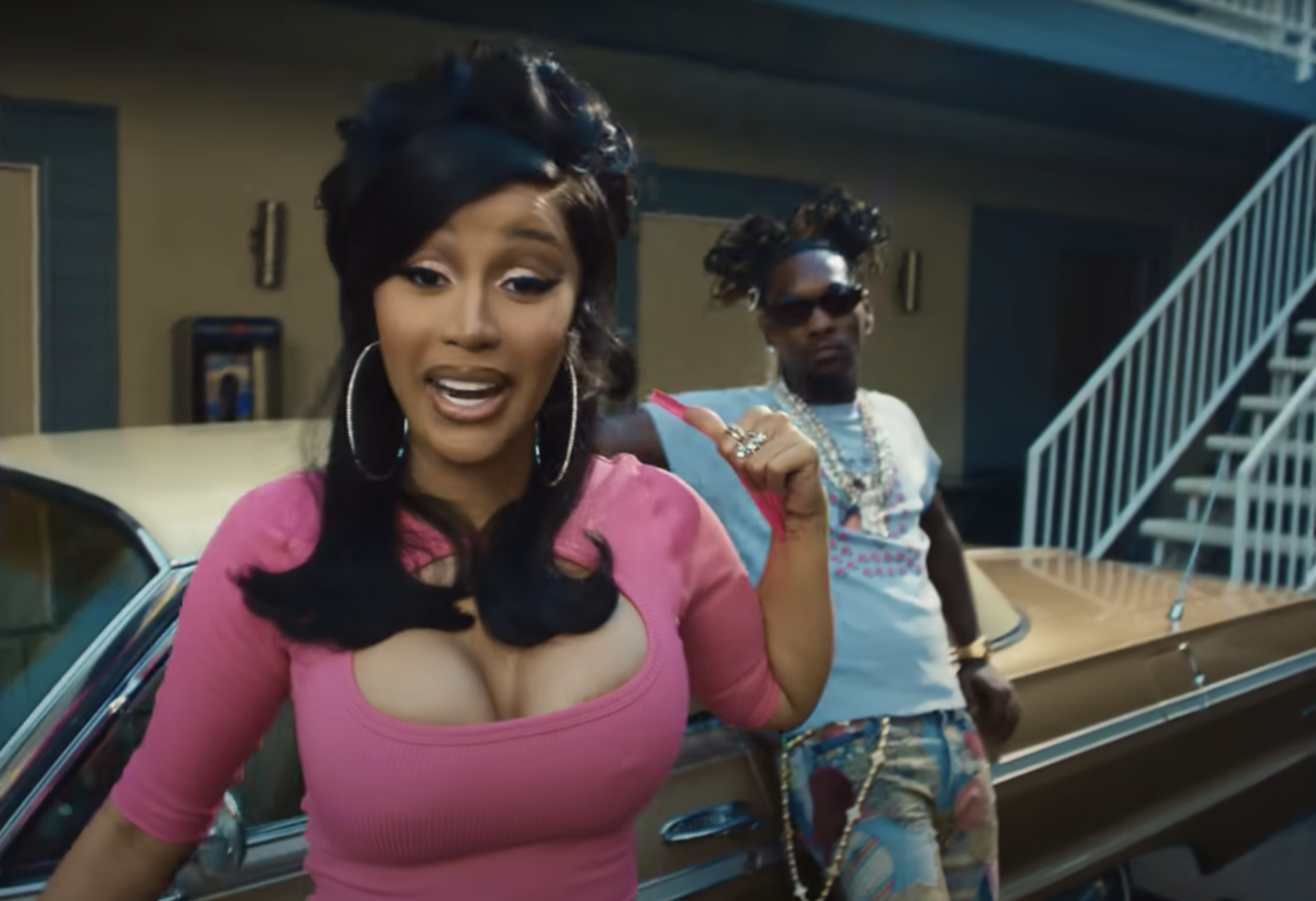 Cardi B treedt op zonder onderbroek met tampon