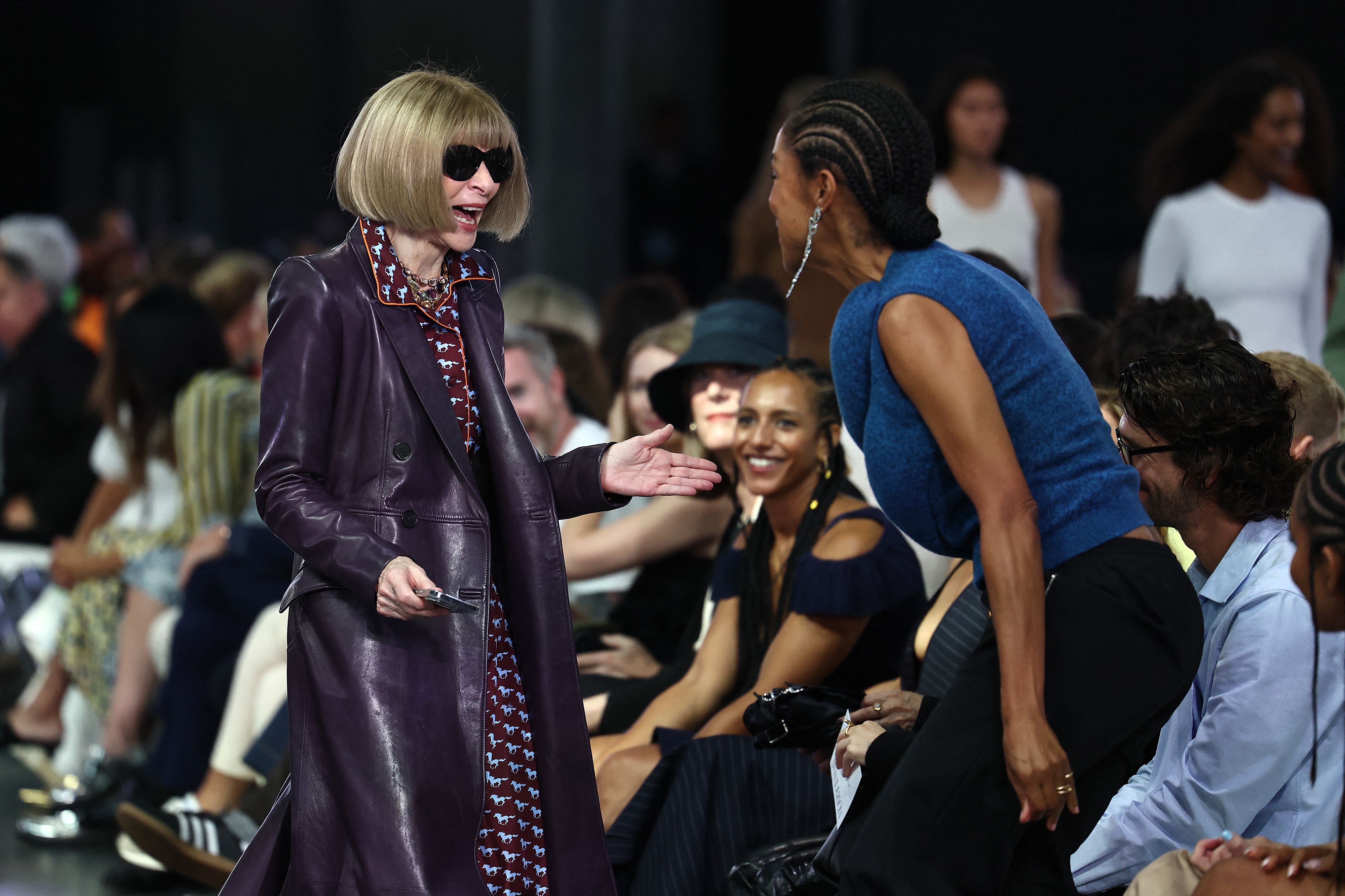Anna Wintour staat op om te kletsen tijdens show van JW Anderson