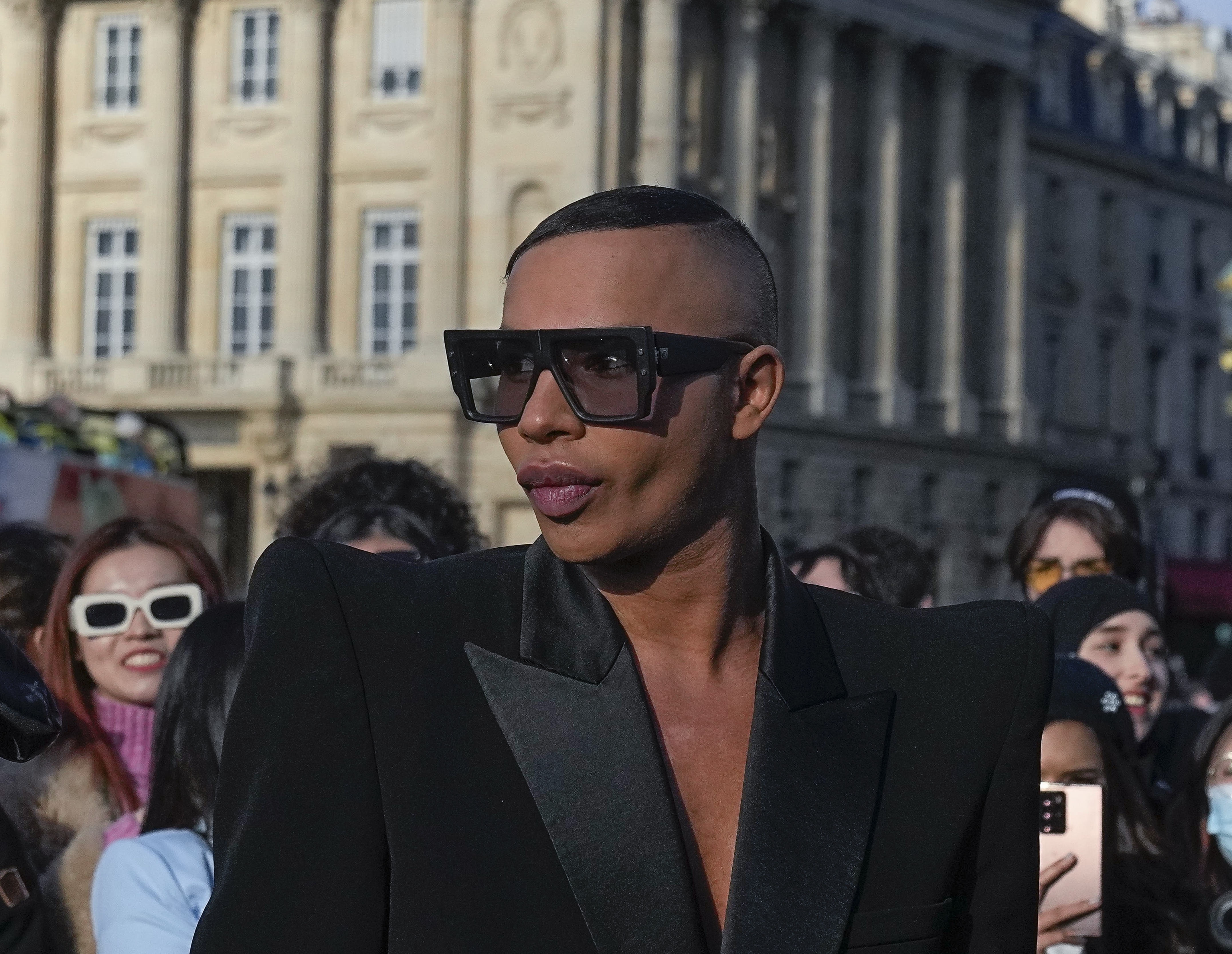 Balmain overvallen van outfits voor Paris Fashion Week