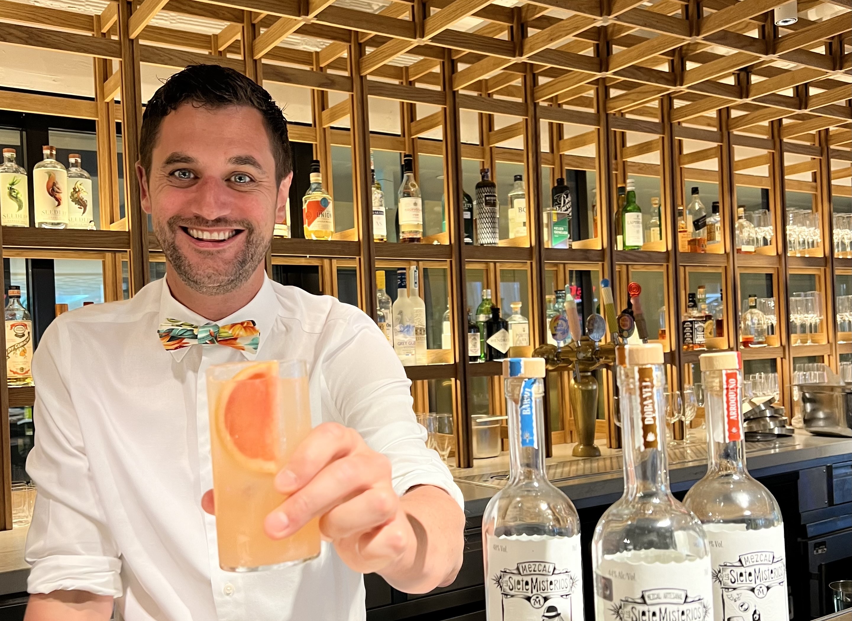 barman Victor First Dates