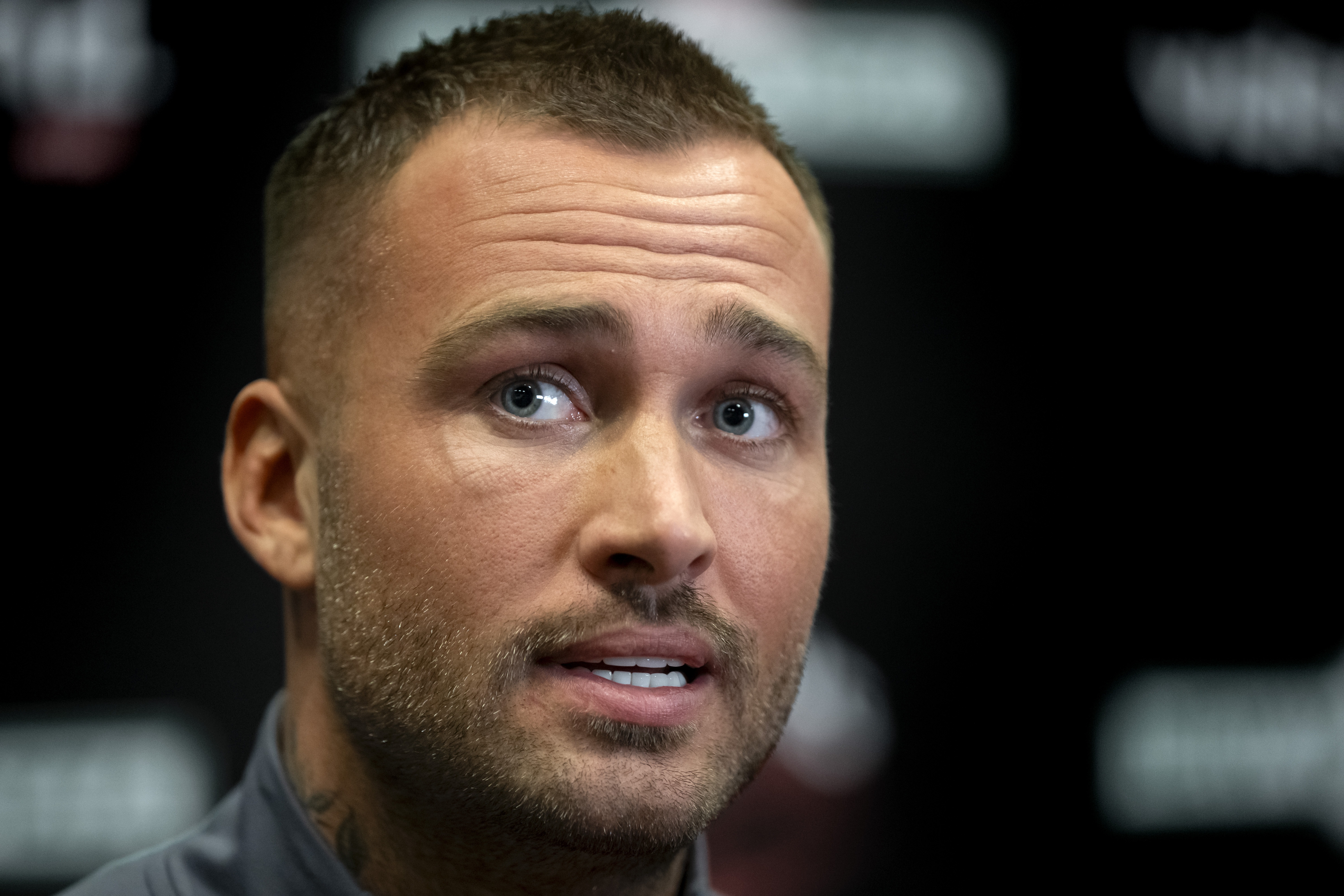 Oei: Dave Roelvink wordt in ronde 2 van boxing influencers al neergeslagen