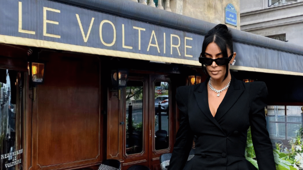 Kim Kardashian le voltaire
