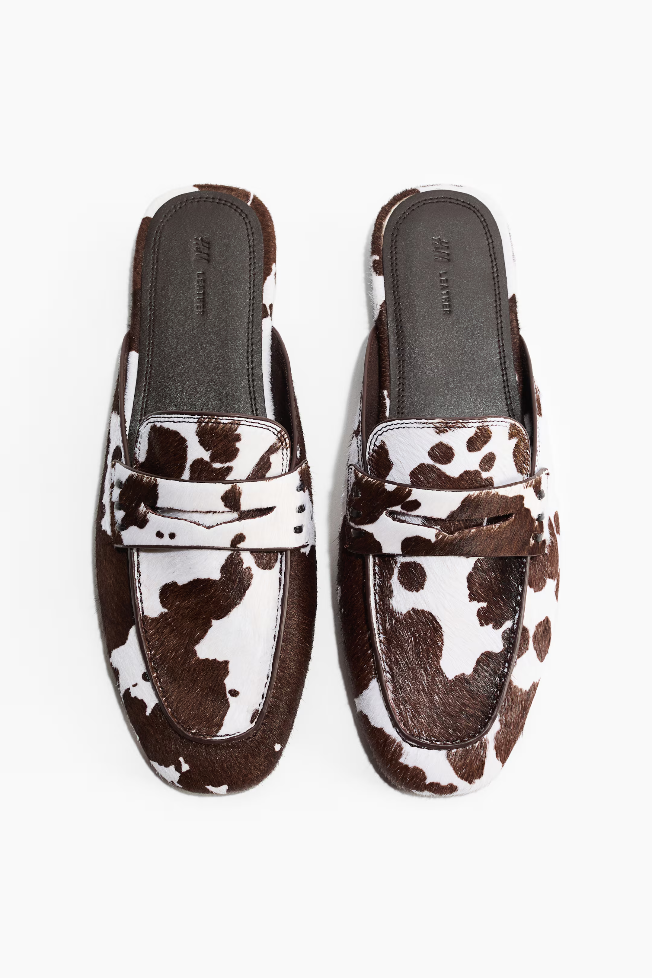 Slip-in loafers met koeienprint